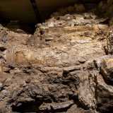 Continuiamo il nostro percorso e all�altezza del lato sud notiamo i resti di un muro e di quelle che dovevano essere delle colonne del tempio del X secolo